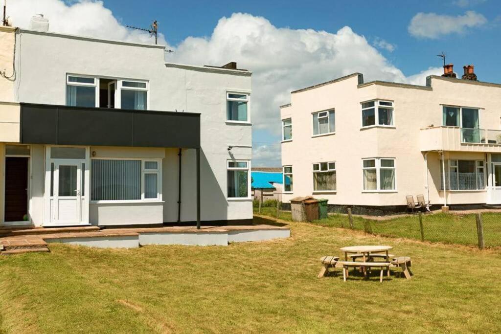Beachfront Apartment - Ground Floor Apartment With Sea Views, Next To The Beach, Bridlington, North Yorkshire Bessingby Esterno foto
