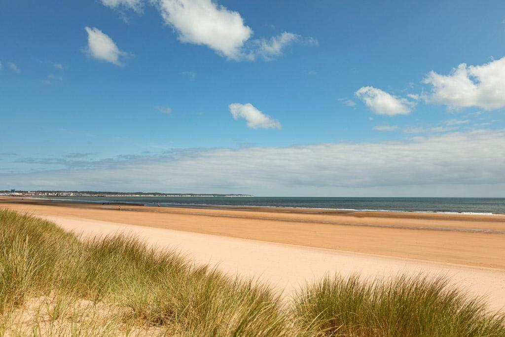 Beachfront Apartment - Ground Floor Apartment With Sea Views, Next To The Beach, Bridlington, North Yorkshire Bessingby Esterno foto