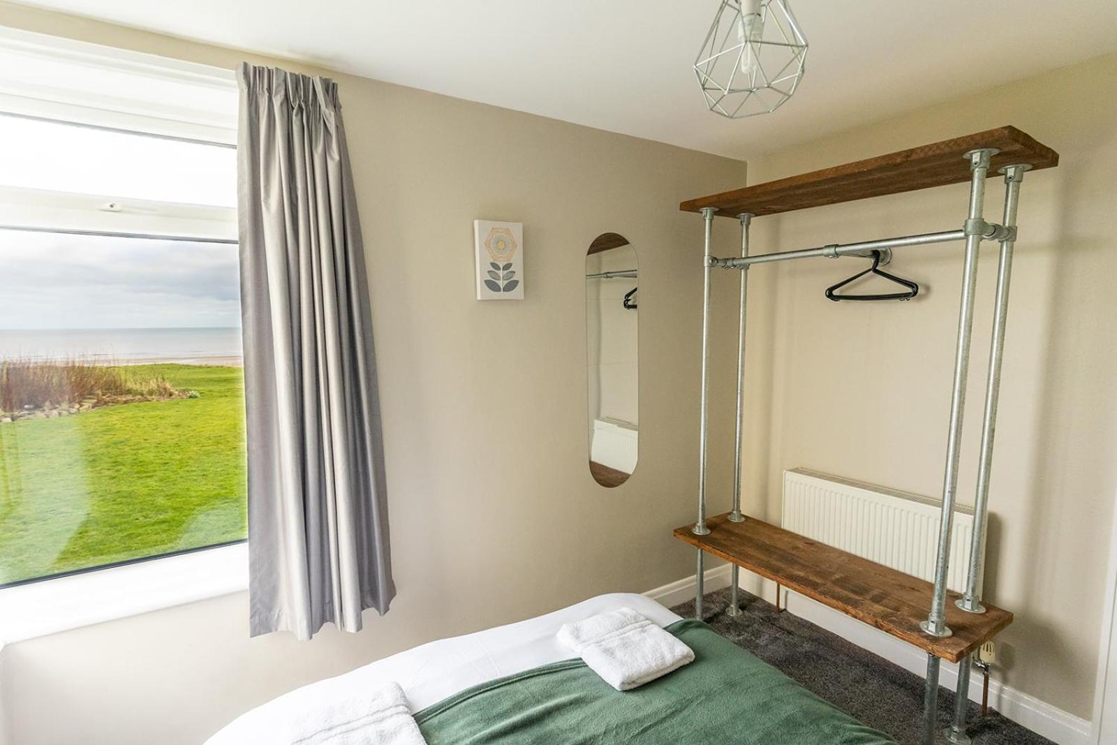 Beachfront Apartment - Ground Floor Apartment With Sea Views, Next To The Beach, Bridlington, North Yorkshire Bessingby Esterno foto